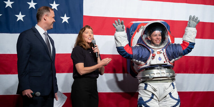 NASA 2024 İçin Uzay Kıyafetlerini Hazırladı !