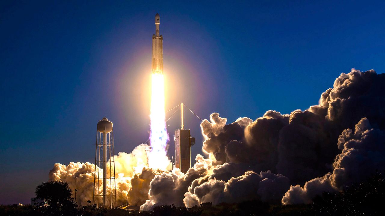 spacex-falcon-heavy-roketleri-ile-abd-uzay-kuvvetlerinin-deneysel-ucagini-tasiyor